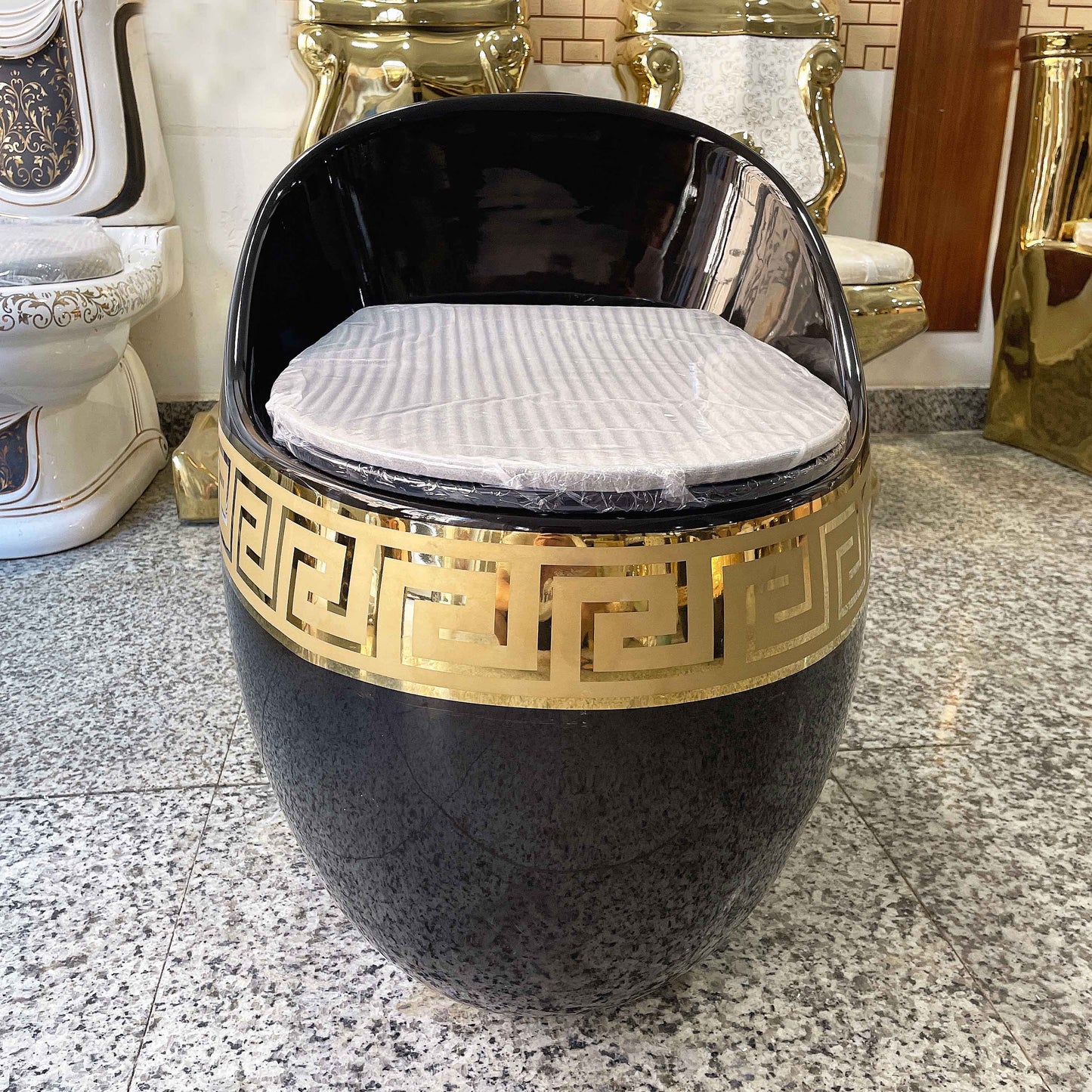 Luxury Bathroom Golden WC Toilets Ceramic Sanitary Ware Egg Shape Black Gold Toilet