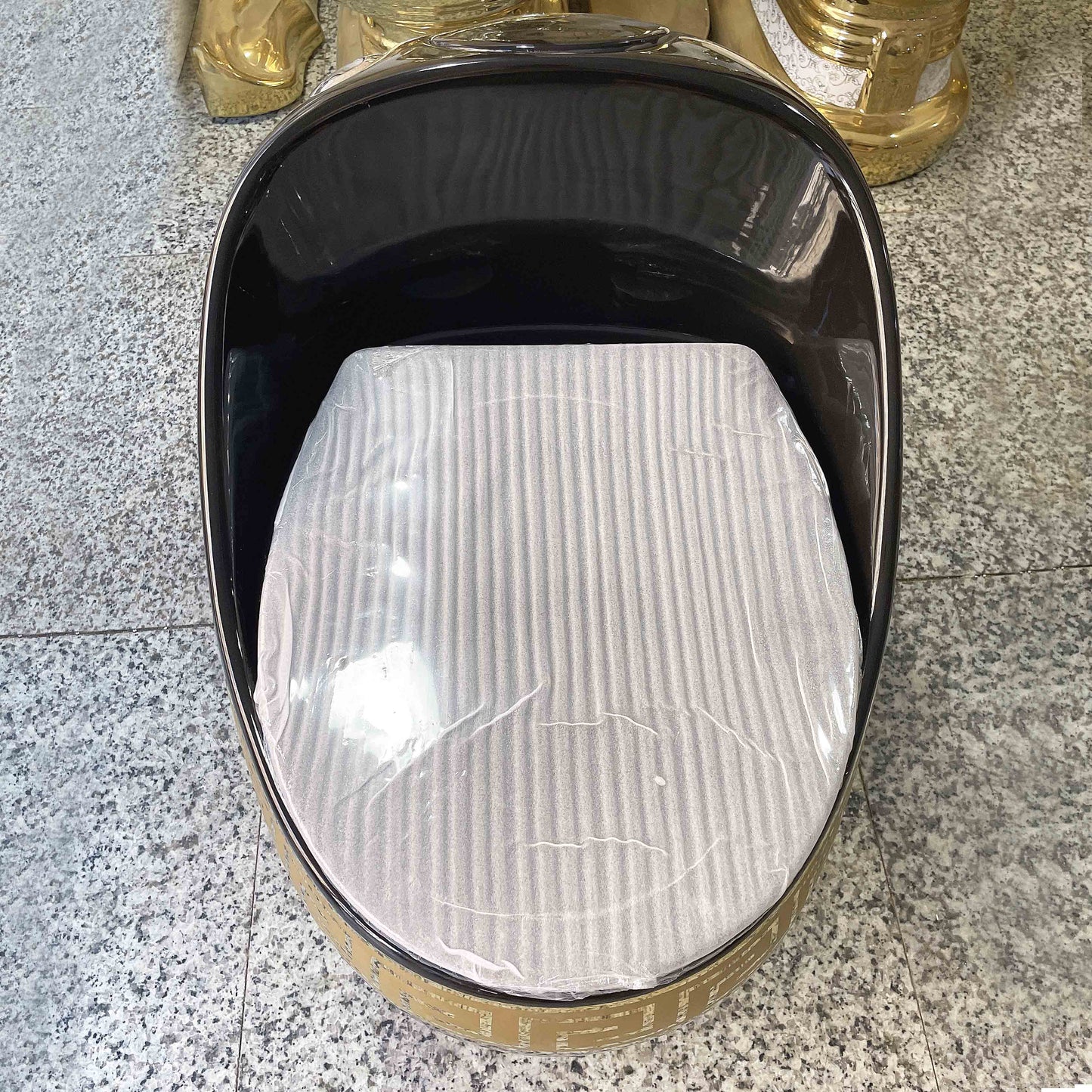 Luxury Bathroom Golden WC Toilets Ceramic Sanitary Ware Egg Shape Black Gold Toilet