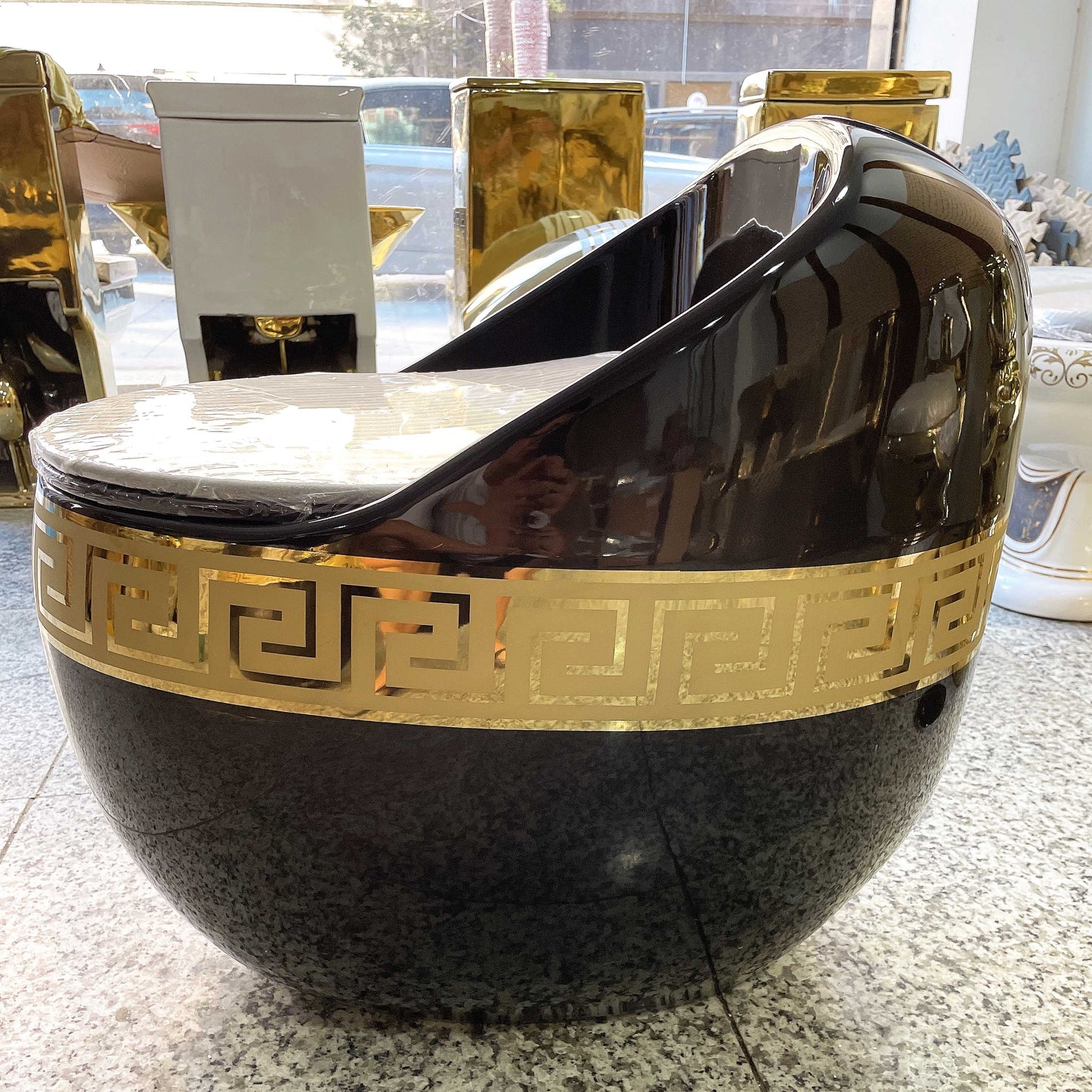 Luxury Bathroom Golden WC Toilets Ceramic Sanitary Ware Egg Shape Black Gold Toilet